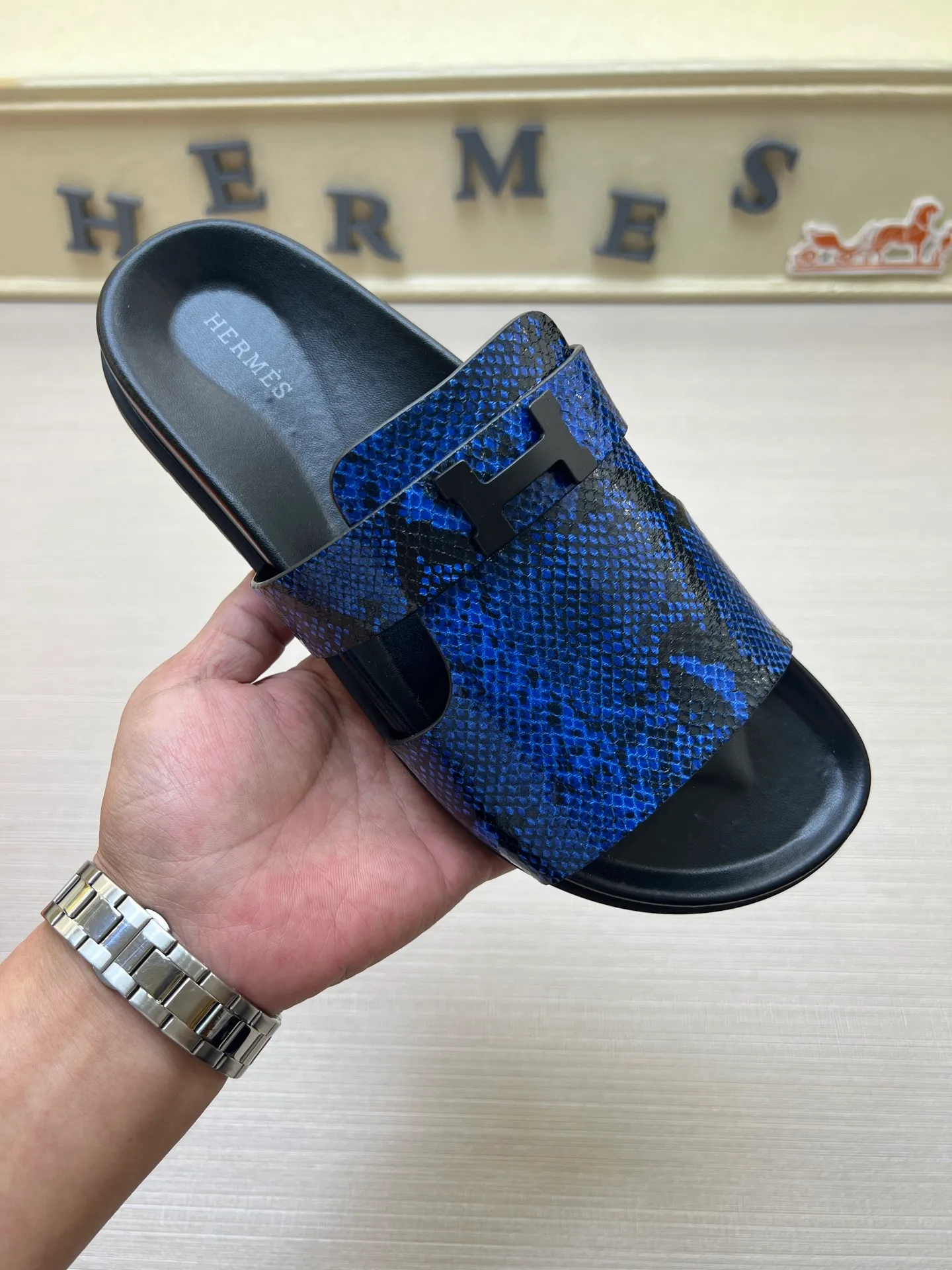 [H Family Hermès] P: 360💰 Size: 38-45 Hermes Men’s Kazimir Slippers - 2025 Summer New Hermès Same as the original version, with colored cowhide surface + rubber combined sole, handmade by master-level craftsmen! ❥High-end customization, exclusive products, the highest version in the industry.